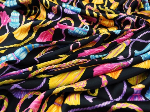 czarny jedwab w kolorowe chwosty