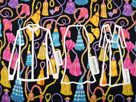 czarny jedwab w kolorowe chwosty