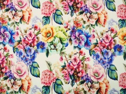 biały jedwab w gęste, kolorowe kwiaty