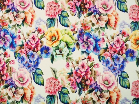 biały jedwab w gęste, kolorowe kwiaty