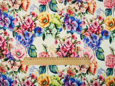 biały jedwab w gęste, kolorowe kwiaty