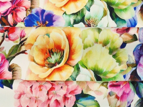 biały jedwab w gęste, kolorowe kwiaty