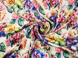 biały jedwab w gęste, kolorowe kwiaty