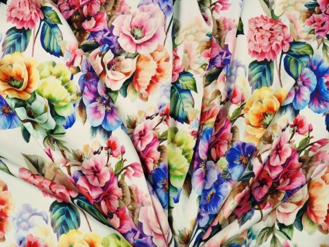 biały jedwab w gęste, kolorowe kwiaty