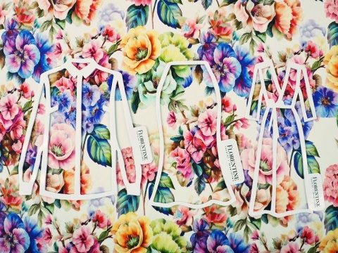 biały jedwab w gęste, kolorowe kwiaty