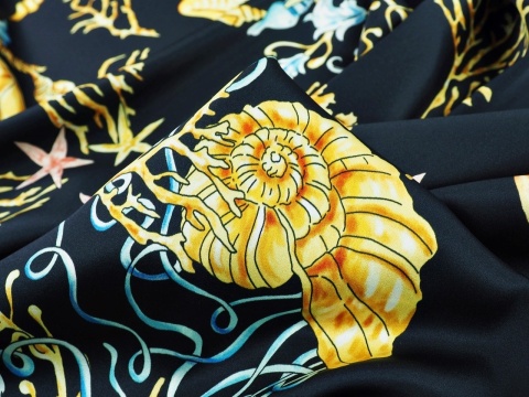 czarny jedwab w morskie motywy