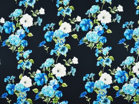 czarny jedwab w niebieskie kwiaty