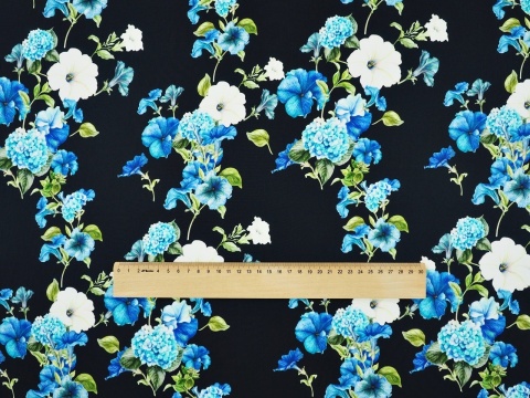 czarny jedwab w niebieskie kwiaty