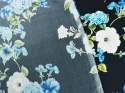 czarny jedwab w niebieskie kwiaty