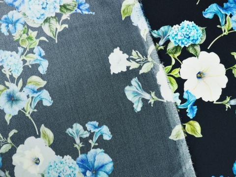 czarny jedwab w niebieskie kwiaty