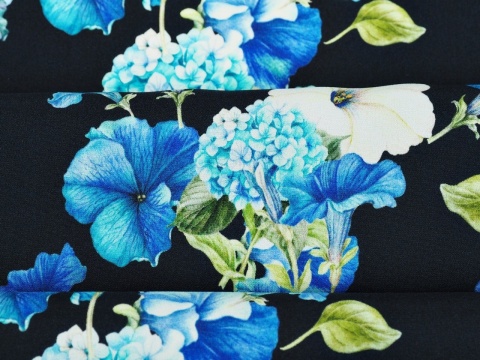 czarny jedwab w niebieskie kwiaty