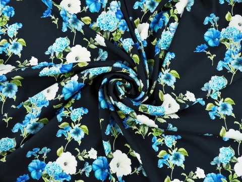 czarny jedwab w niebieskie kwiaty
