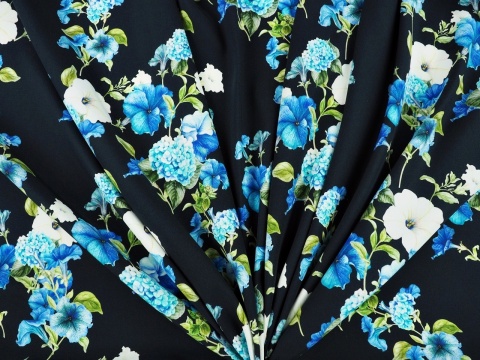 czarny jedwab w niebieskie kwiaty