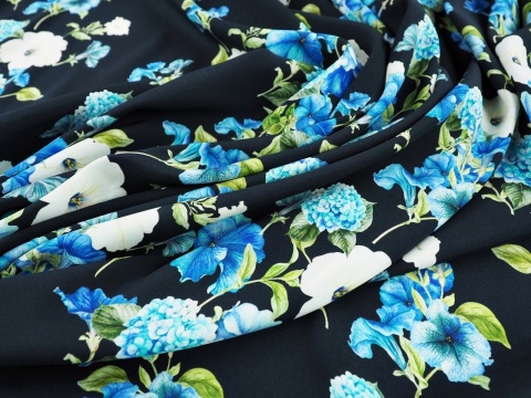czarny jedwab w niebieskie kwiaty