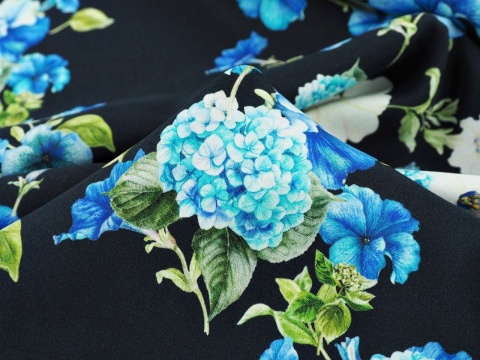 czarny jedwab w niebieskie kwiaty