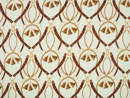 jedwab w brązowe paski, złote łańcuszki i chwosty na jasnym tle