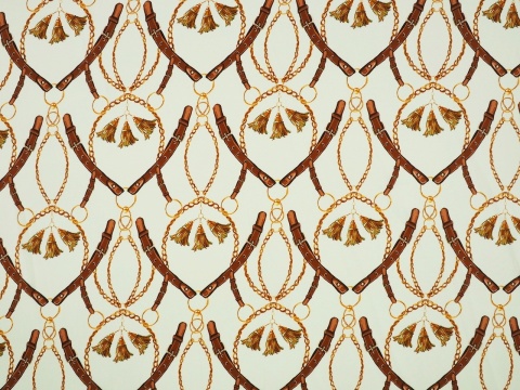 jedwab w brązowe paski, złote łańcuszki i chwosty na jasnym tle