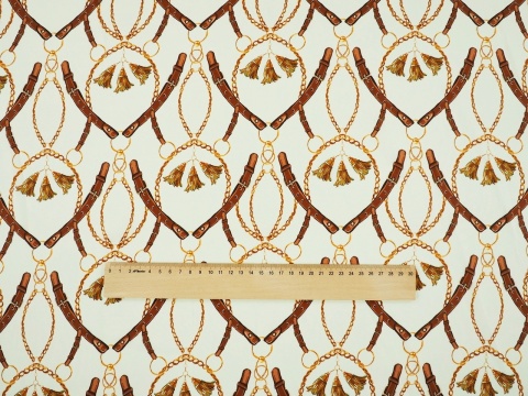 jedwab w brązowe paski, złote łańcuszki i chwosty na jasnym tle