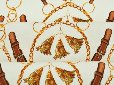 jedwab w brązowe paski, złote łańcuszki i chwosty na jasnym tle