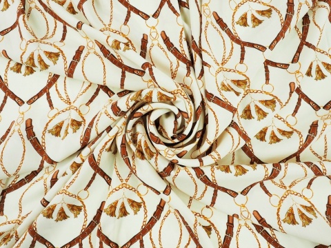 jedwab w brązowe paski, złote łańcuszki i chwosty na jasnym tle