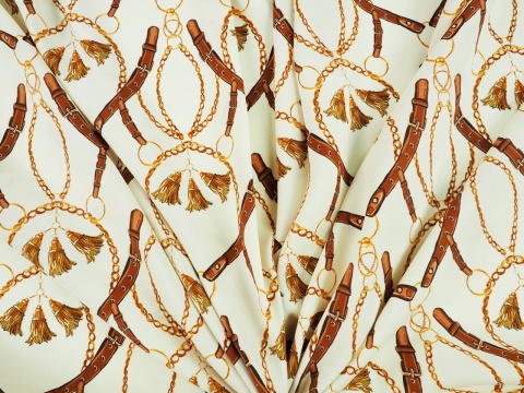 jedwab w brązowe paski, złote łańcuszki i chwosty na jasnym tle