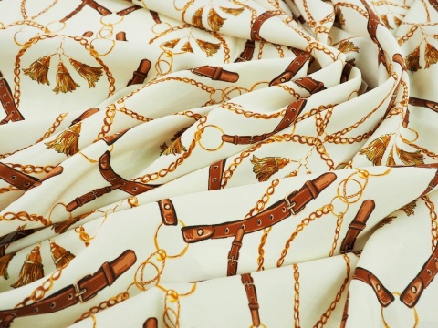 jedwab w brązowe paski, złote łańcuszki i chwosty na jasnym tle