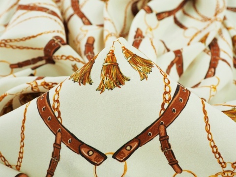 jedwab w brązowe paski, złote łańcuszki i chwosty na jasnym tle