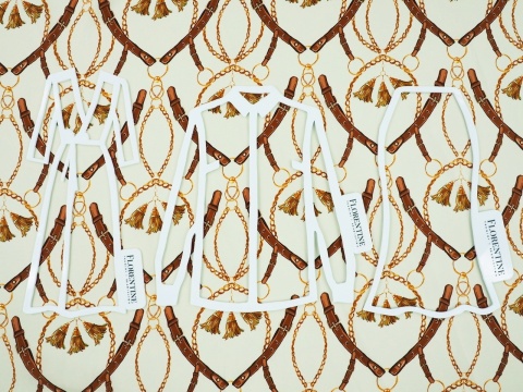 jedwab w brązowe paski, złote łańcuszki i chwosty na jasnym tle