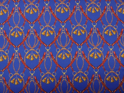 niebieski jedwab w złote łańcuszki, chwosty i brązowe uzdy