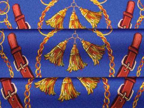 niebieski jedwab w złote łańcuszki, chwosty i brązowe uzdy