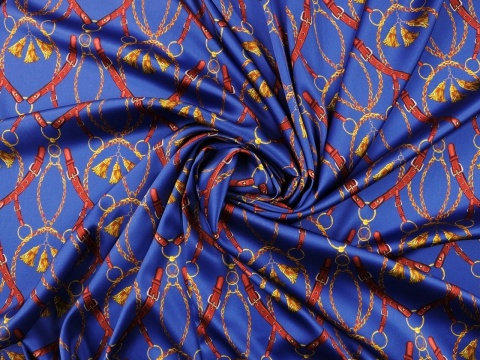 niebieski jedwab w złote łańcuszki, chwosty i brązowe uzdy