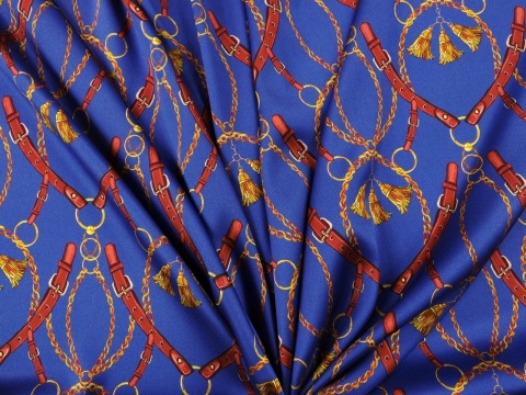 niebieski jedwab w złote łańcuszki, chwosty i brązowe uzdy