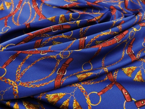 niebieski jedwab w złote łańcuszki, chwosty i brązowe uzdy