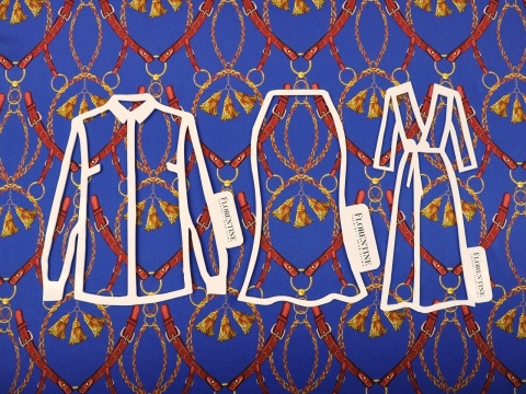 niebieski jedwab w złote łańcuszki, chwosty i brązowe uzdy