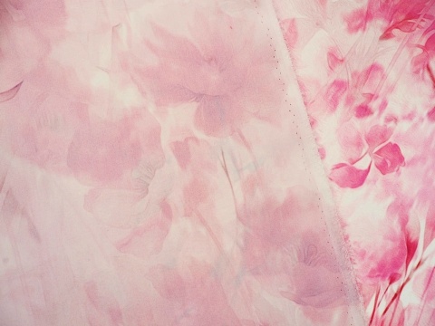 jedwab w różowe kwiaty