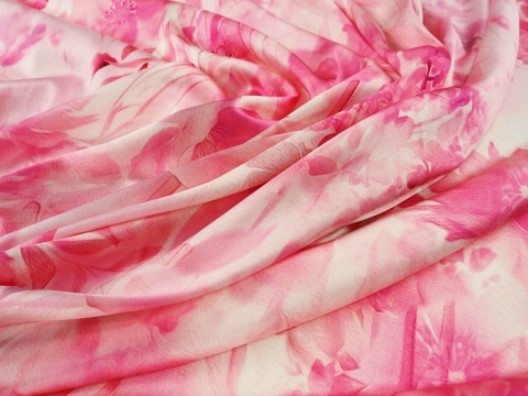 jedwab w różowe kwiaty