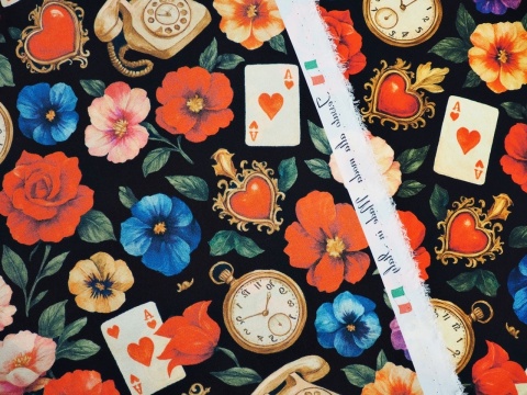 jedwab w kolorowe kwiaty, asy, telefony, zegarki i serca na czarnym tle