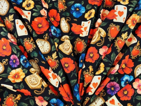 jedwab w kolorowe kwiaty, asy, telefony, zegarki i serca na czarnym tle