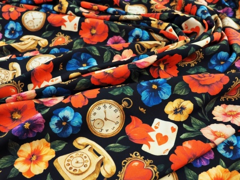 jedwab w kolorowe kwiaty, asy, telefony, zegarki i serca na czarnym tle