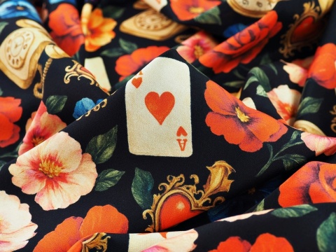 jedwab w kolorowe kwiaty, asy, telefony, zegarki i serca na czarnym tle