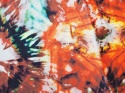jedwab w tie-dye z czerwienią