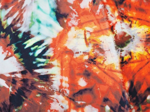 jedwab w tie-dye z czerwienią