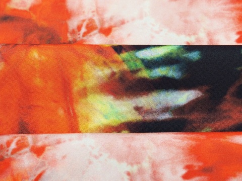 jedwab w tie-dye z czerwienią