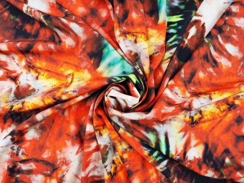 jedwab w tie-dye z czerwienią