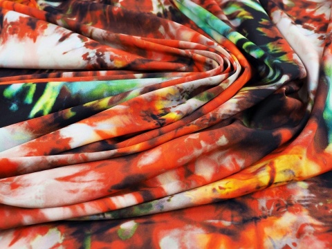 jedwab w tie-dye z czerwienią