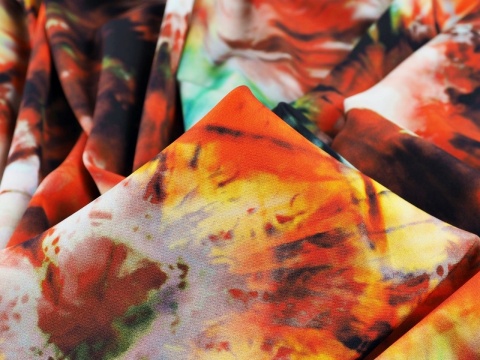 jedwab w tie-dye z czerwienią