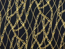 czarny jedwab w złote łańcuszki