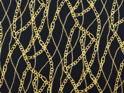 czarny jedwab w złote łańcuszki