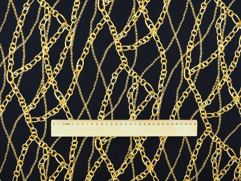 czarny jedwab w złote łańcuszki