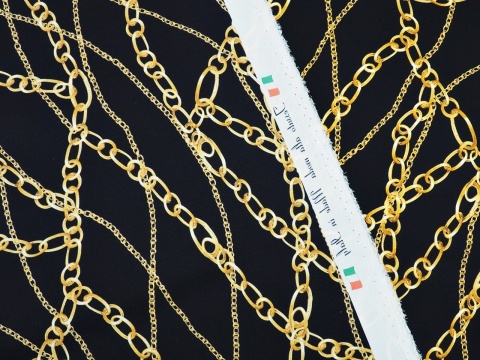 czarny jedwab w złote łańcuszki